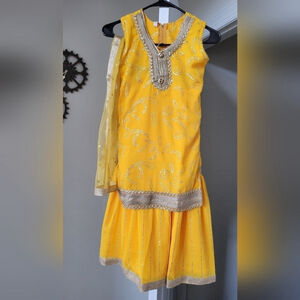 Girls Suit with sharara pants size: 7-8 years